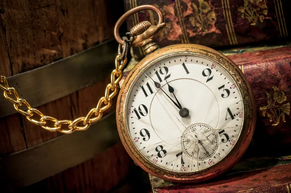 Старий кишеньковий годинник і книги в Low-Key — стокове фото