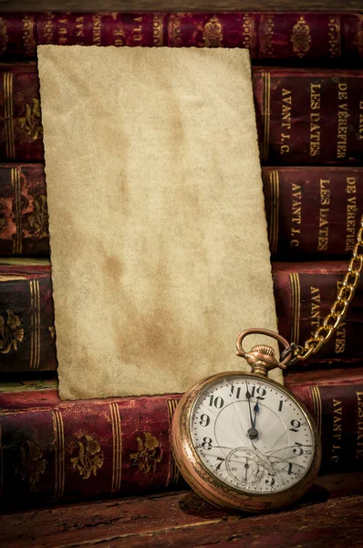 Textura de papel fotográfico antiguo, reloj de bolsillo y libros en Low-key — Foto de Stock