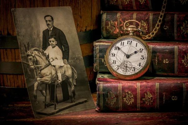 Avô foto, relógio de bolso e livros em Low-key — Fotografia de Stock