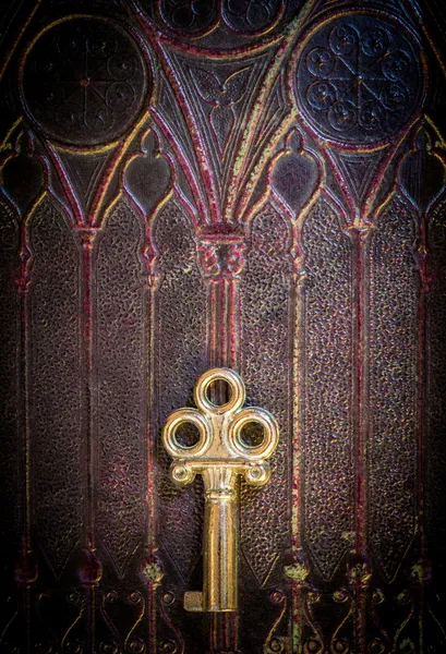 祖传的书封面上的金钥匙 — 图库照片