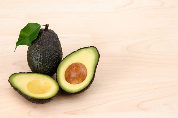 Mogen ekologisk avocado med kopia utrymme — Stockfoto