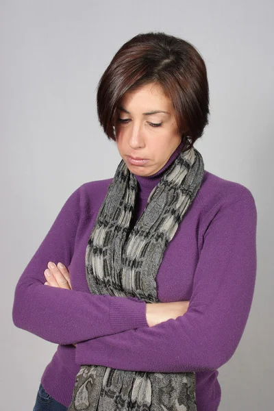 Femme avec veste violette et écharpe grise — Photo