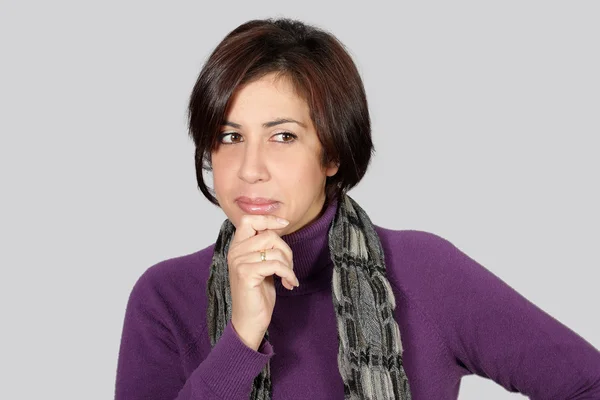 Kvinna med lila jacka och grå halsduk — Stockfoto