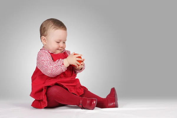 Barn med röd klänning — Stockfoto
