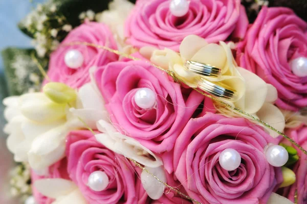 Свадебный букет и золотые кольца — стоковое фото