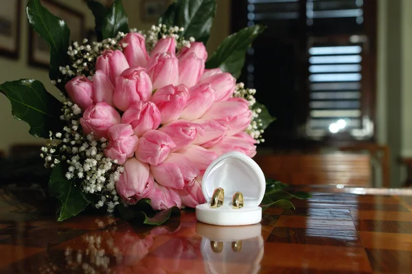 Свадебный букет и золотые кольца — стоковое фото