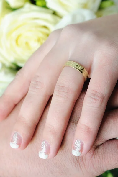 Mãos de casamento e anéis dourados — Fotografia de Stock