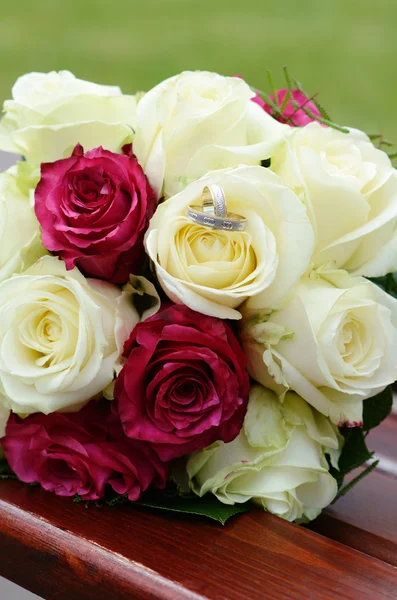 Bouquet da sposa e anelli d'oro — Foto Stock