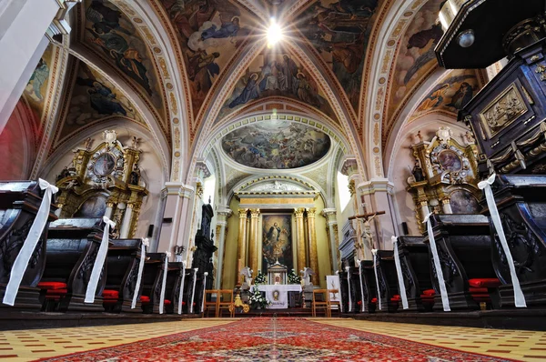 Interior de la iglesia de la Asunción en Banska Stiavnica — Foto de Stock