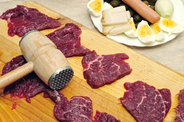보드에 원시 쇠고기 고기 — 스톡 사진