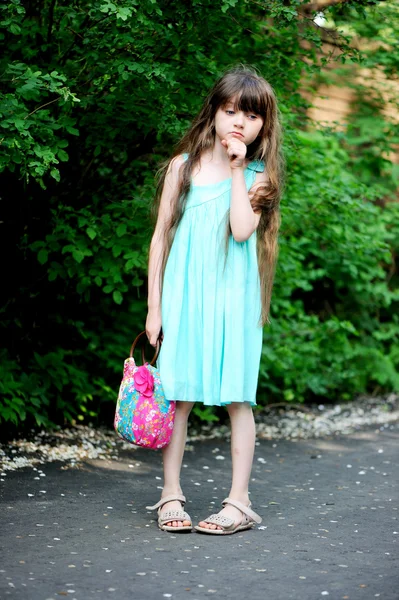 Portret van kind meisje in turkoois jurk — Stockfoto