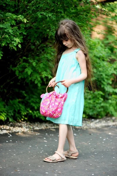 Retrato de menina criança verificando sua bolsa — Fotografia de Stock
