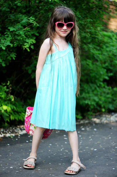 Portret van kind meisje in roze zonnebril — Stockfoto