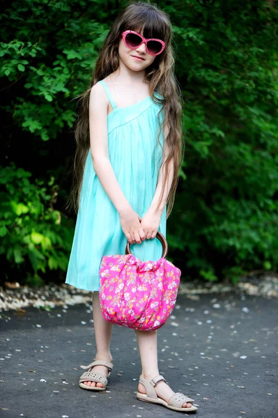 Porträtt av barn flicka i rosa solglasögon — Stockfoto