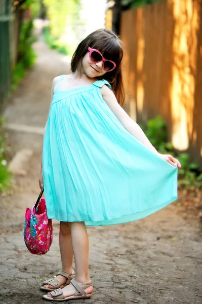 Portrét dívky děti v růžové brýle — Stock fotografie