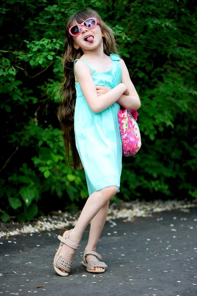 Retrato de niña en vestido turquesa — Foto de Stock
