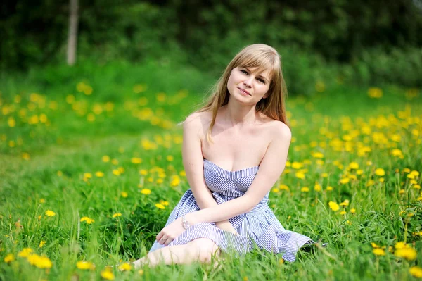 Retrato al aire libre de una hermosa joven rubia — Foto de Stock