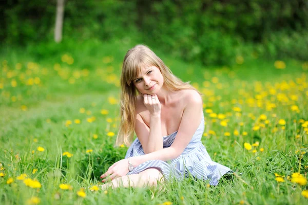 Retrato ao ar livre de bela jovem loira mulher — Fotografia de Stock
