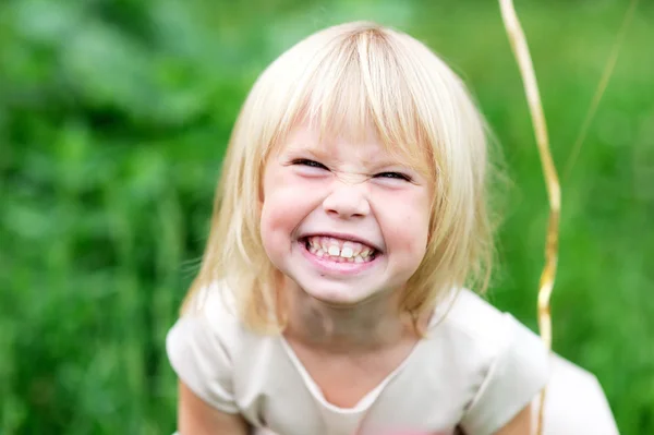 Gelukkig kind meisje grijnzend — Stockfoto