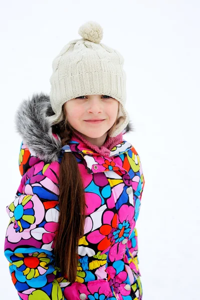 Ritratto invernale di bambina in abiti caldi — Foto Stock