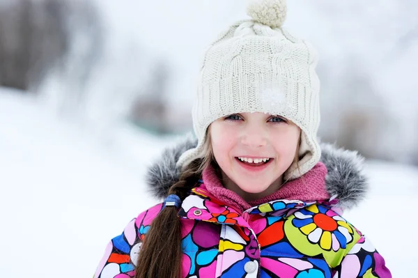 Vintern porträtt av liten flicka i varma kläder — Stockfoto