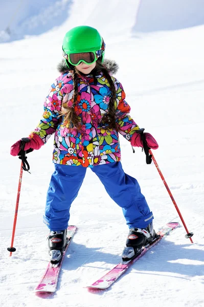 Portret van weinig meisje skiër in sporten geschikt — Stockfoto