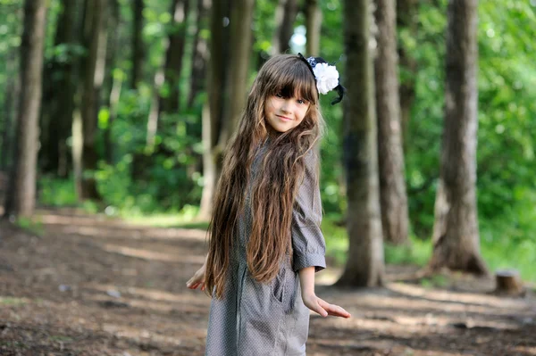 Entzückendes kleines Mädchen posiert im Sommerwald — Stockfoto