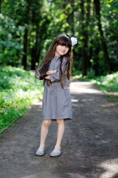 Bedårande liten flicka poserar i sommar skog — Stockfoto