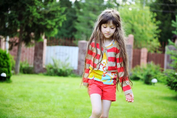 Vörös ruhát az aranyos kislány portréja — Stock Fotó