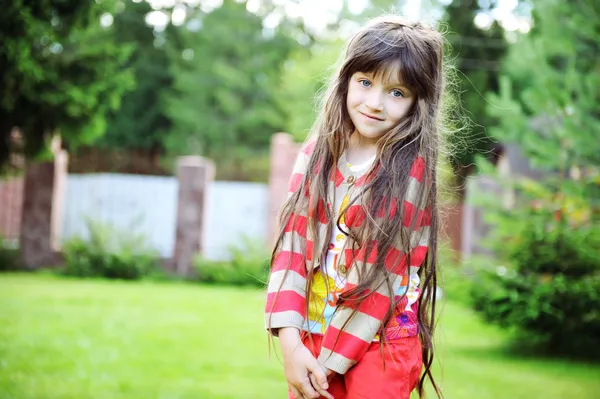 Retrato de linda niña en chaqueta roja —  Fotos de Stock