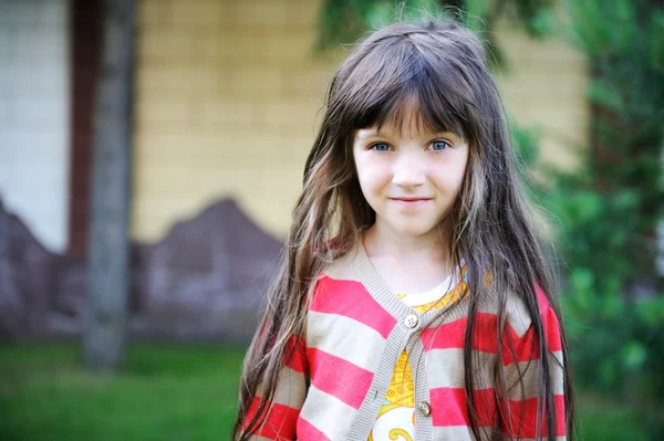 Portret van schattig klein meisje in een rode jas — Stockfoto