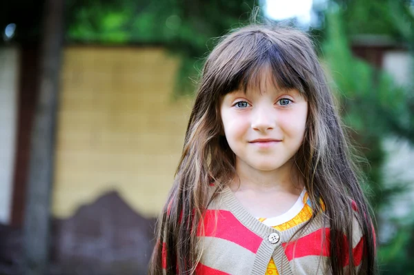 Портрет милой маленькой девочки в красной куртке — стоковое фото