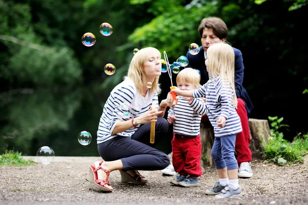 Ευτυχισμένη οικογένεια διασκεδάζοντας μαζί στο πάρκο — Φωτογραφία Αρχείου