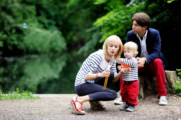행복 한 가족 공원에서 함께 재미 — 스톡 사진