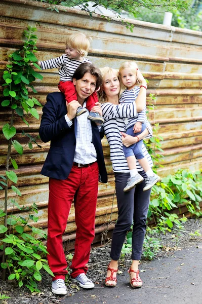 Glückliche Eltern mit Kindern, die draußen posieren — Stockfoto