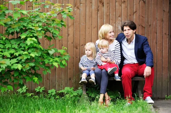 屋外でポーズ子供たちと幸せな親 — ストック写真