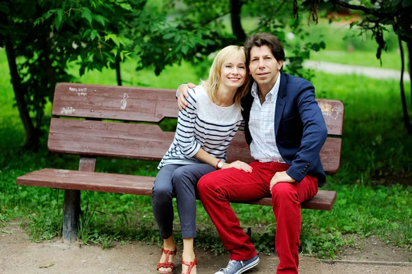 Romantikus pár ül szabadtéri portréja — Stock Fotó