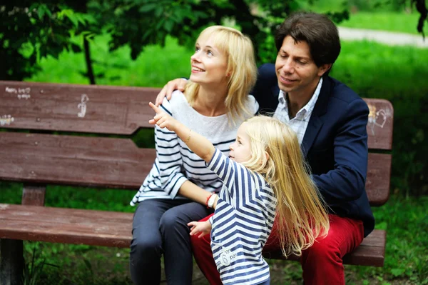 Счастливые родители с детьми позируют на открытом воздухе — стоковое фото