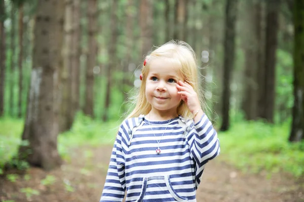 Portret van schattige blonde kind meisje — Stockfoto