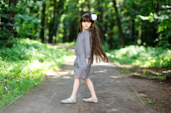 Αξιολάτρευτο κοριτσάκι που θέτουν στο δάσος καλοκαίρι — Φωτογραφία Αρχείου