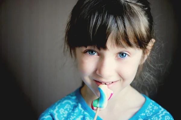 Nahaufnahme Porträt des süßen kleinen Mädchens mit Süßigkeiten — Stockfoto