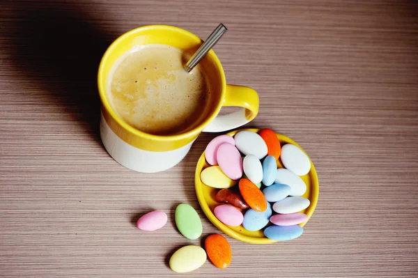 Xícara de café com biscoitos em uma mesa — Fotografia de Stock