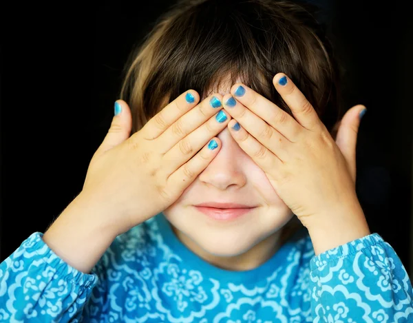 Menina com as mãos cobrindo os olhos — Fotografia de Stock