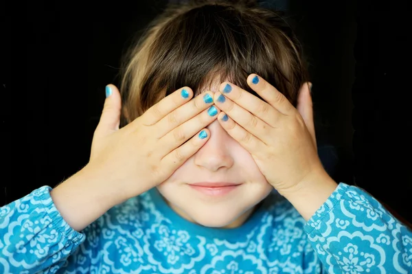 Little girl with hands covering her eyes — Stock Photo, Image