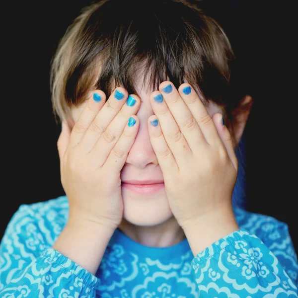 그녀의 눈을 덮고 손으로 어린 소녀 — 스톡 사진
