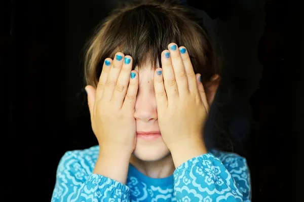 Little girl with hands covering her eyes — Stock Photo, Image