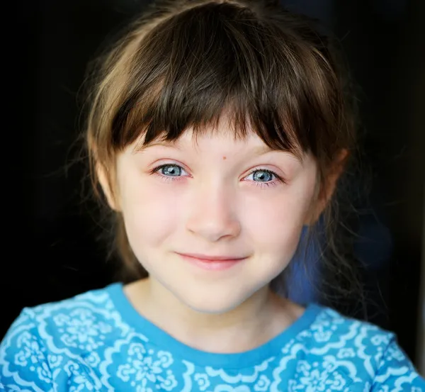Close-up retrato de linda menina com doces — Fotografia de Stock
