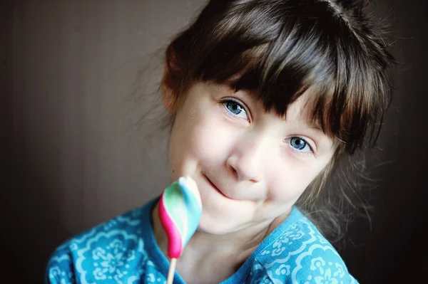 Primer plano retrato de linda niña con caramelos — Foto de Stock