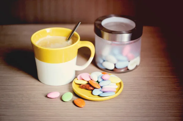 Taza de café con galletas en una mesa —  Fotos de Stock