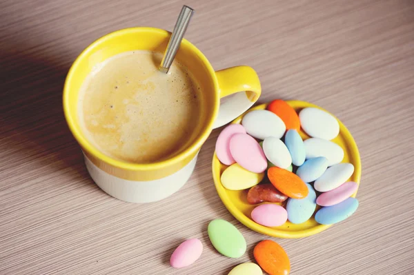 Taza de café con galletas en una mesa —  Fotos de Stock
